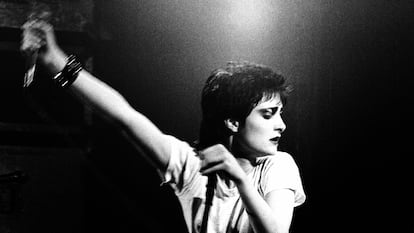Siouxsie Sioux del grupo Siouxsie and the Banshees en el Rainbow Theatre de Londres en 1977.