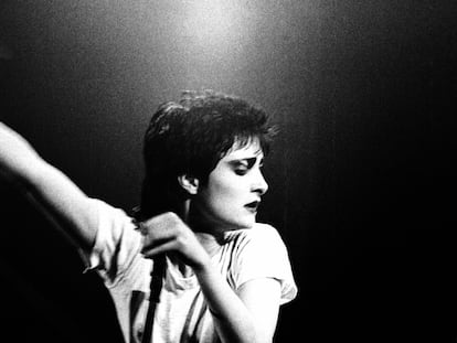 Siouxsie Sioux del grupo Siouxsie and the Banshees en el Rainbow Theatre de Londres en 1977.