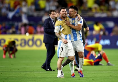  Lionel Messi y Lisandro Martínez celebran el triunfo.  