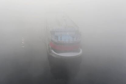 Un ferry de pasajeros cruza el río Buriganga entre la niebla, en Keranyganj (Bangladesh). 