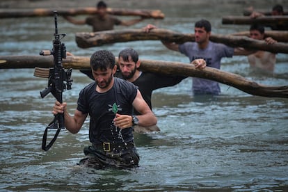 Un miliciano antitalibán, en un entrenamiento militar en la provincia de Panshir.