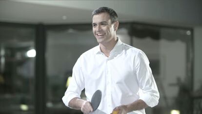 El candidato socialista Pedro Sánchez jugó al ping pong en el programa de Bertín Osborne, "En tu casa o en la mía"