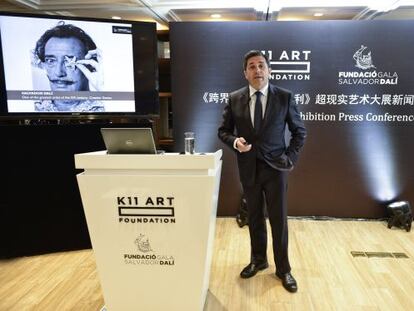 El gerente de la Fundación Gala-Salvador Dalí, Juan Manuel Sevillano, en la presentación en Shanghái de la exposición sobre el artista.