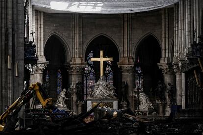 Vista del interior de la catedral de Notre Dame de París (Francia), el 15 de mayo de 2019. El ministro de cultura francés, Franck Riester, explicó que un mes después del incendio que devastó la catedral, se están asegurando las condiciones necesarias de máxima seguridad antes de inciar la restauración.