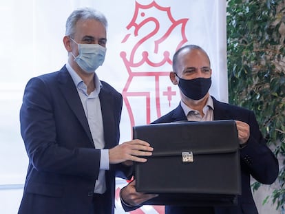 El nuevo vicepresidente segundo y consejero de Vivienda y Arquitectura Bioclimática, Héctor Illueca (i), en el traspaso de poderes en el Palau de la Generalitat el pasado viernes.