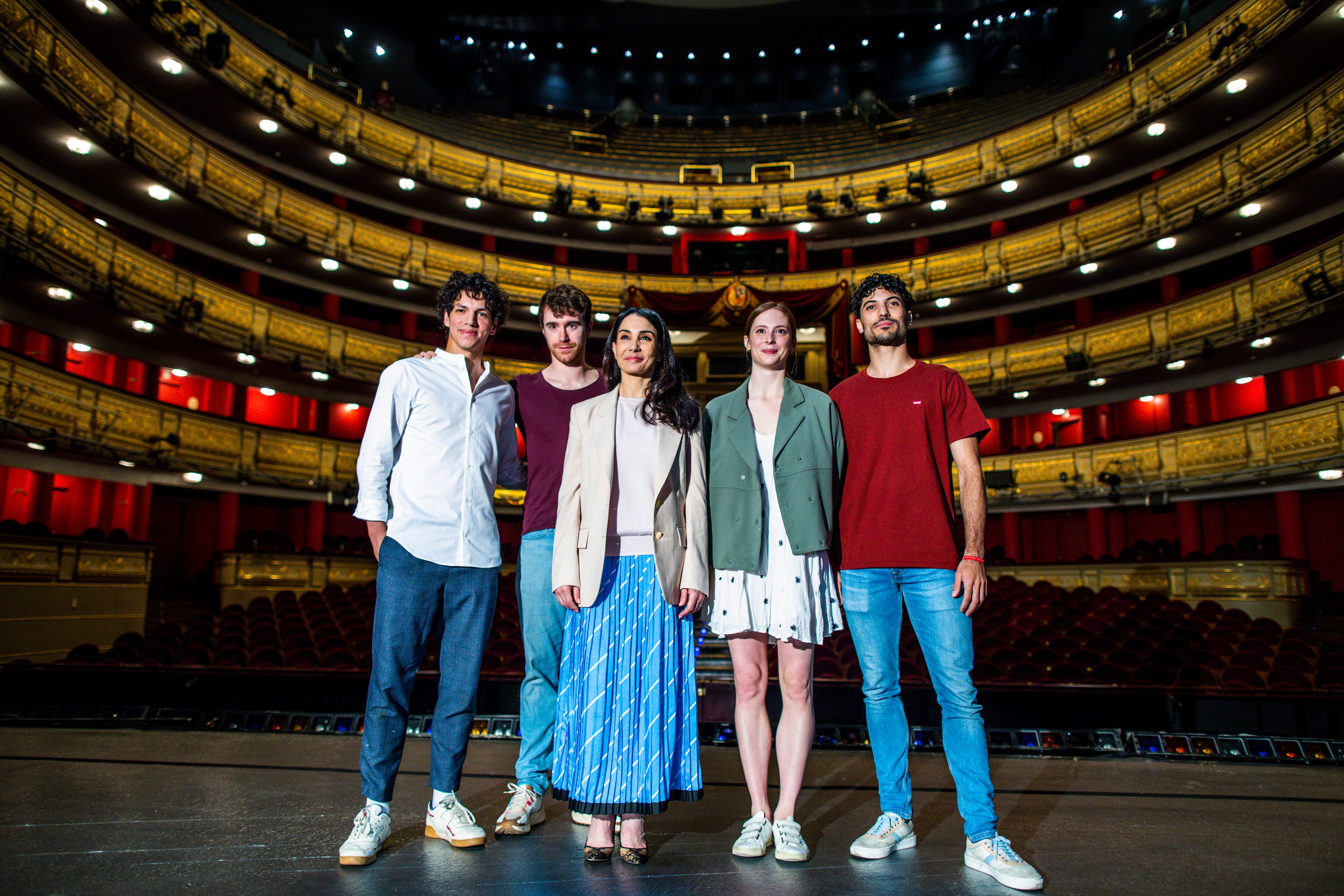 Tamara Rojo, en el escenario del Teatro Real con los bailarines Isaac Hernández, Aitor Arrieta, Emma Hawes y Fernando Carratalá Coloma (de izquierda a derecha).