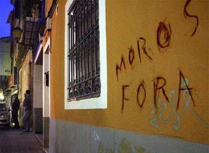 Una de las pintadas contra los inmigrantes magrebíes en el centro histórico de La Vila Joiosa.