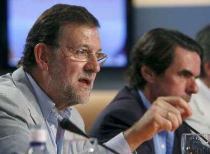 Mariano Rajoy y José María Aznar durante la clausura del campus de verano de FAES en Navacerrada.