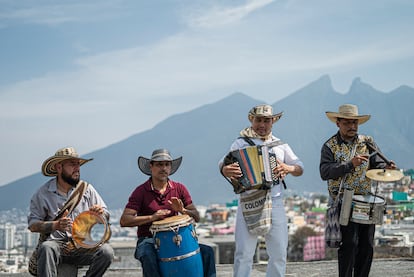 Músicos de Vaquero Rey sabanero y su grupo tocan cumbia en un edificio abandonado en el cerro de la Campana en Monterrey.