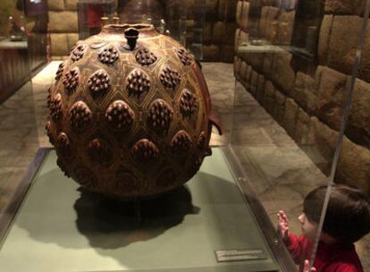 Un niño observa una cerámica de Machu Picchu en el museo de la Universidad de Yale (Estados Unidos).