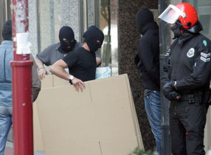 Agentes antiterroristas vascos, el 8 de mayo de 2008, en Barakaldo, en la primera operación contra la violencia callejera en años.