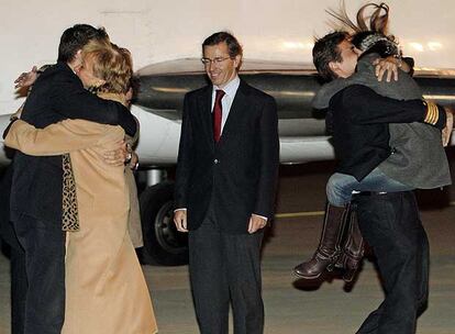 Teresa Fernández de la Vega saluda a Daniel González, y el piloto Agustín Rey abraza a un familiar. En el centro, Bernardino León.