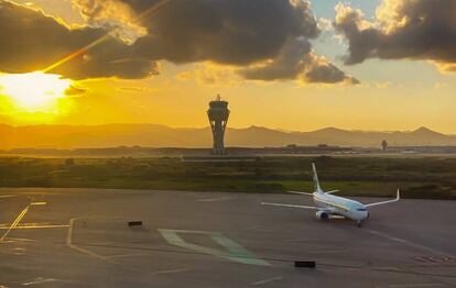 Un avión en el desierto aeropuerto de Barcelona.