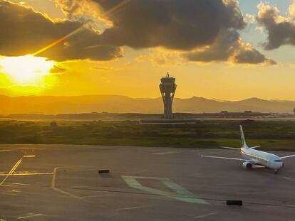 Un avión en el desierto aeropuerto de Barcelona.