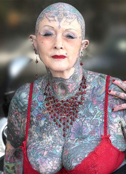 Isobel Varley, conocida en el mundillo como la mujer mayor con más tatuajes, asistió ayer a la convención de Valencia.