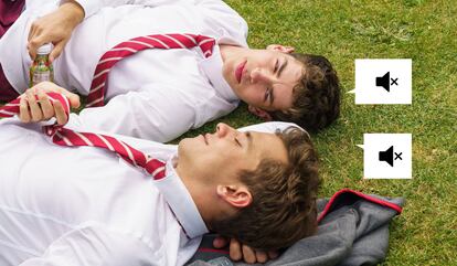 En 'Élite', la ficción de Netflix sobre jóvenes ricos y guapos que de vez en cuando estudian, también hablan bajito.