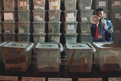 Un funcionario de la ONU da instrucciones en un centro de recuento de votos en Kabul.