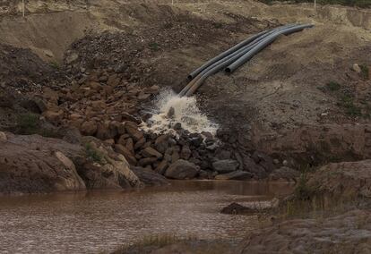 Acueductos con los que se sigue extrayendo el agua contaminada en el Río Doce, en el poblado de Bento Rodrigues.