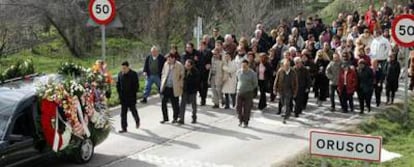 Centenares de vecinos de Orusco de Tajuña acompañan el féretro de María del Carmen Valdericeda hasta el cementerio.