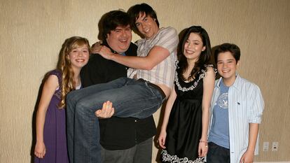 Miranda Cosgrove, Jennette McCurdy, Nathan Kress, Jerry Trainor y Dan Schneider en un evento de MTV en Berverly Hills en el verano de 2007.