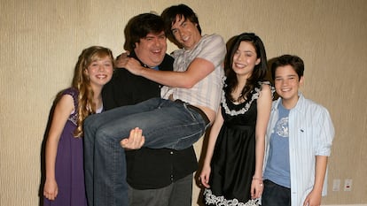 Miranda Cosgrove, Jennette McCurdy, Nathan Kress, Jerry Trainor y Dan Schneider en un evento de MTV en Berverly Hills en el verano de 2007.