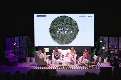 Mesa redonda durante el acto de 'Malasmadres on Tour' con Laura Baena sentada la primera a la izquierda.