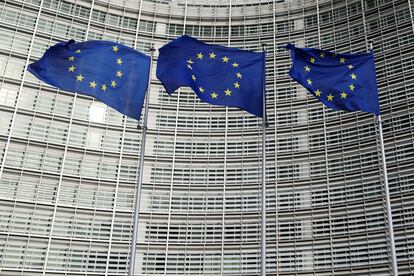 Banderas de la Unión Europea frente a la Comisión, en Bruselas (Bélgica)