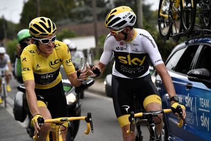 Geraint Thomas y Chris Froome, brindan durante la última etapa.