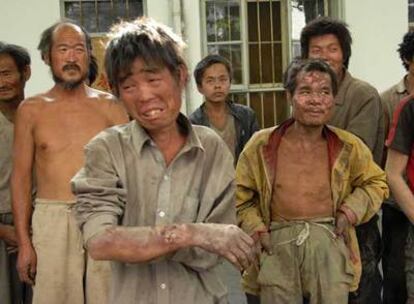 Algunos de los trabajadores esclavos rescatados, en la comisaría de Linfen.