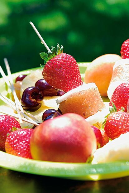 Brocheta de membrillo y queso con frutas.