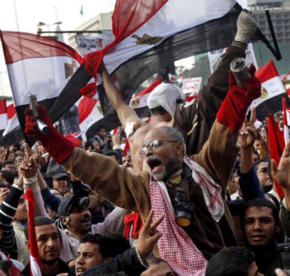 Los manifestantes ondean banderas egipcias en la concentración de la plaza de Tahrir.