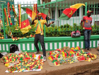 Puestos improvisados ocupan las aceras de Yaoundé. Se vende todo tipo de 'merchandising': gorras, silbatos, camisetas o banderas, que luegó porta la gente con orgullo. "La gente está concentrada y expectante. Nos han apoyado desde el principio", afirma Bongben Leocadia, portavoz del equipo nacional de 45 años, "antes no había infraestructuras y ahora sí. Es una gran motivación y empuja la esperanza de que con esfuerzo puedes lograr muchas cosas, seas hombre o mujer". 