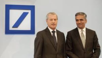 Los consejeros delegados de Deutsche Bank Juergen Fitschen (izda) y Anshu Jain. EFE/Archivo