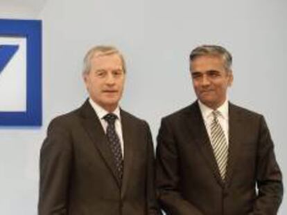 Los consejeros delegados de Deutsche Bank Juergen Fitschen (izda) y Anshu Jain. EFE/Archivo