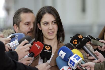 Rita Maestre, rodeada de periodistas la semana pasada.