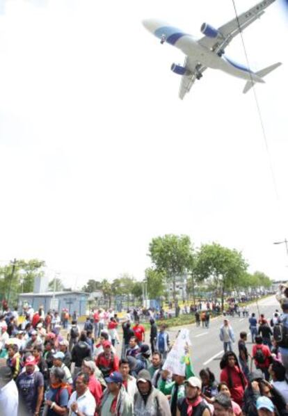 Los manifestantes en la entrada del aeropuerto.