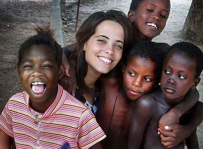 Marina Arriola, con algunos de los ni?os del orfanato de Guinea-Bissau en el que colabora.