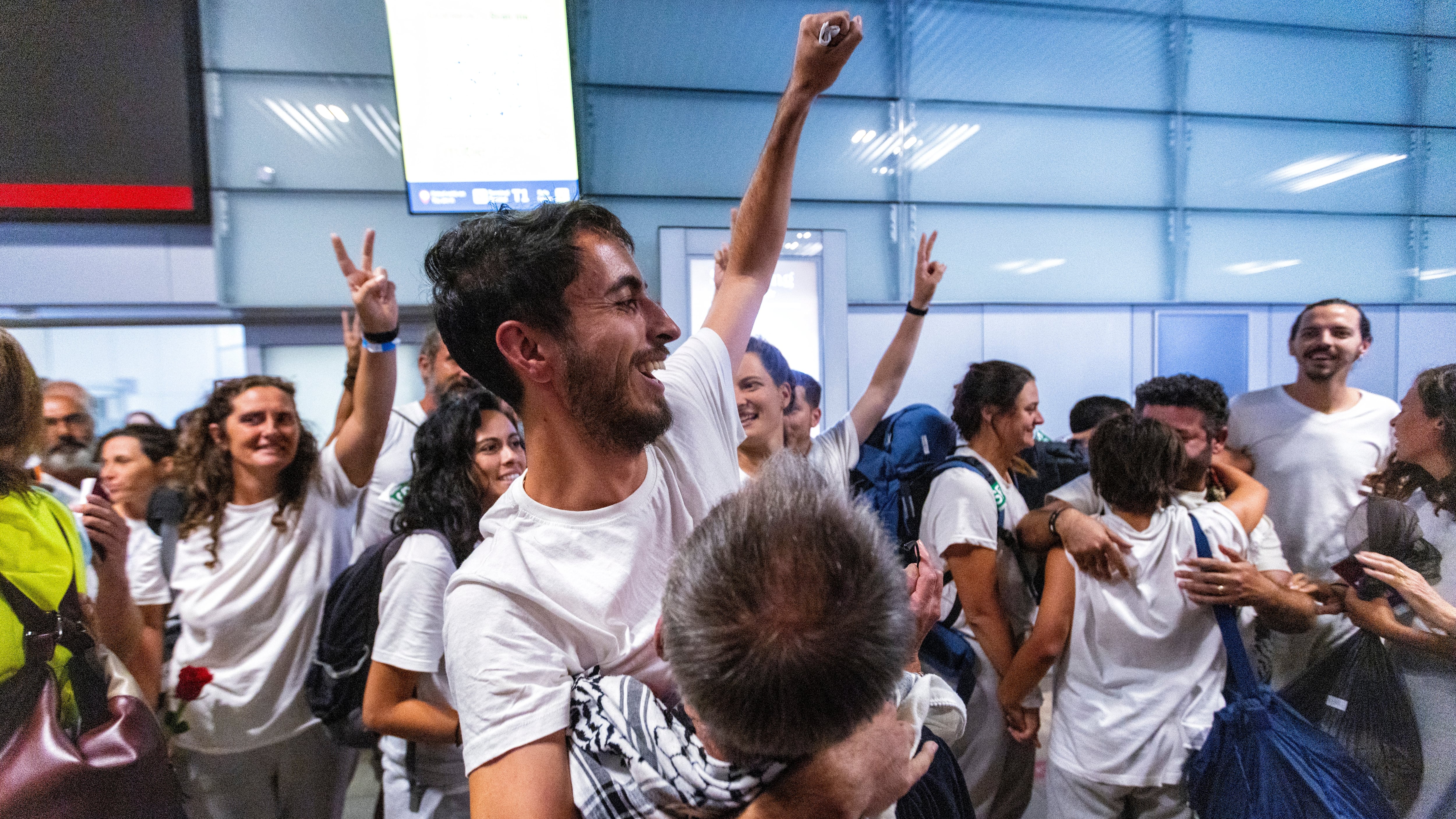 El primer grupo de españoles detenidos por Israel regresa a España: “Nos han golpeado y atado de pies y manos”