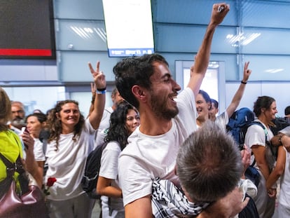 El primer grupo de españoles detenidos por Israel regresa a España: “Nos han golpeado y atado de pies y manos”