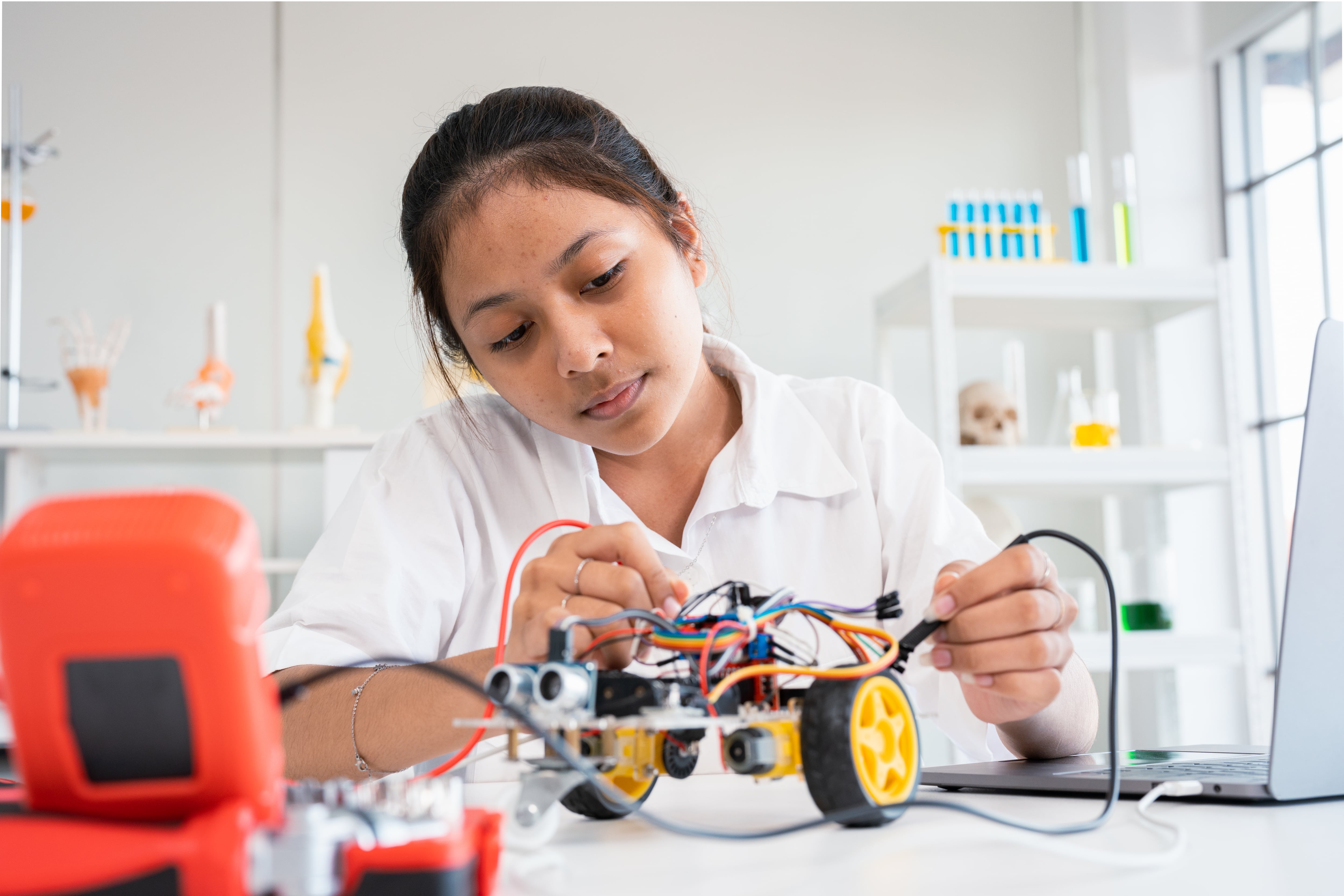Colombia empeora en matemáticas y lectura, pero mejora en ciencias en el Informe PISA 2025