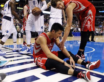 Jeremy Lin se duele en el suelo tras un acción del duelo entre Houston y Dallas.