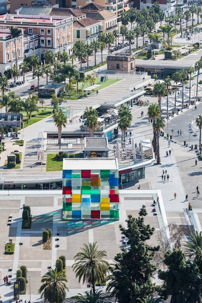 El cubo de colores del Centro Pompidou, decorado por el artista francés Daniel Buren, junto al Palmeral de las Sorpresas.