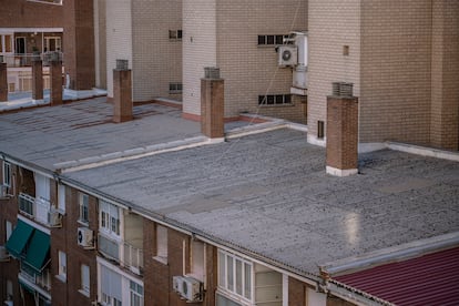 Edificios con tejados de uralita en el barrio San Pascual, en el distrito de Ciudad Lineal de Madrid.