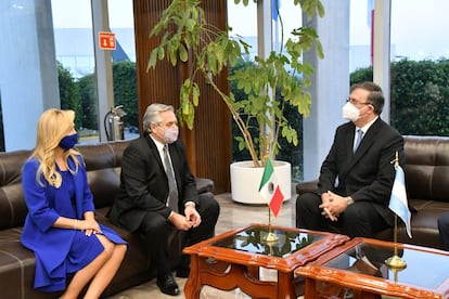 El presidente de Argentina, Alberto Fernández, acompañado de la primera dama Fabiola Yáñez, habla con el canciller de México, Marcelo Ebrard, el lunes.