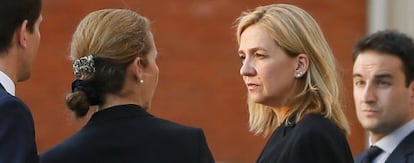 Cristina de Borbón (right) with her sister Elena on June 8.