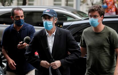 Michael Cohen llega a su apartamento de Manhattan para cumplir con el arresto domiciliario tras ser liberado de la cárcel en julio.