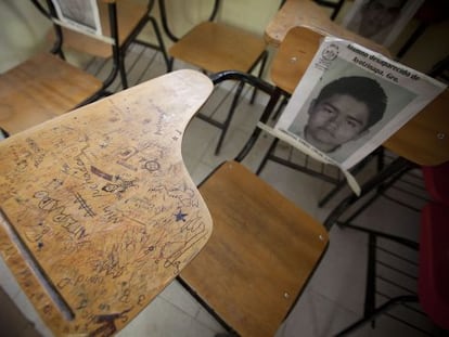 Un pupitre con la foto de uno de los 43 estudiantes desaparecidos, en la escuela de Ayotzinapa, en enero.