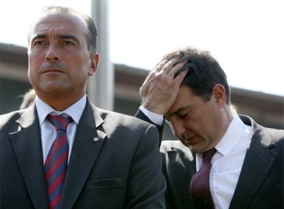 Rafael Yuste y Joan Laporta, ayer durante la inauguración de una estatua a Kubala en el Camp Nou.