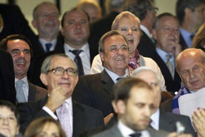 José María Aznar y Florentino Pérez, en el palco del Bernabéu la semana pasada.