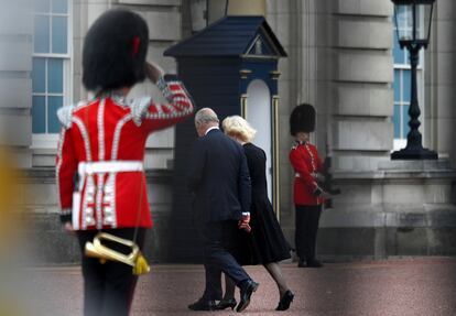 Un guardia real se cuadra al paso de los reyes Carlos y Camila en el palacio de Buckingham. 